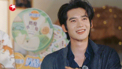 谁能扛住于适这破碎感满满的眼神！听着大家诉说他的音乐执着，泪光在眼底打转却始终微