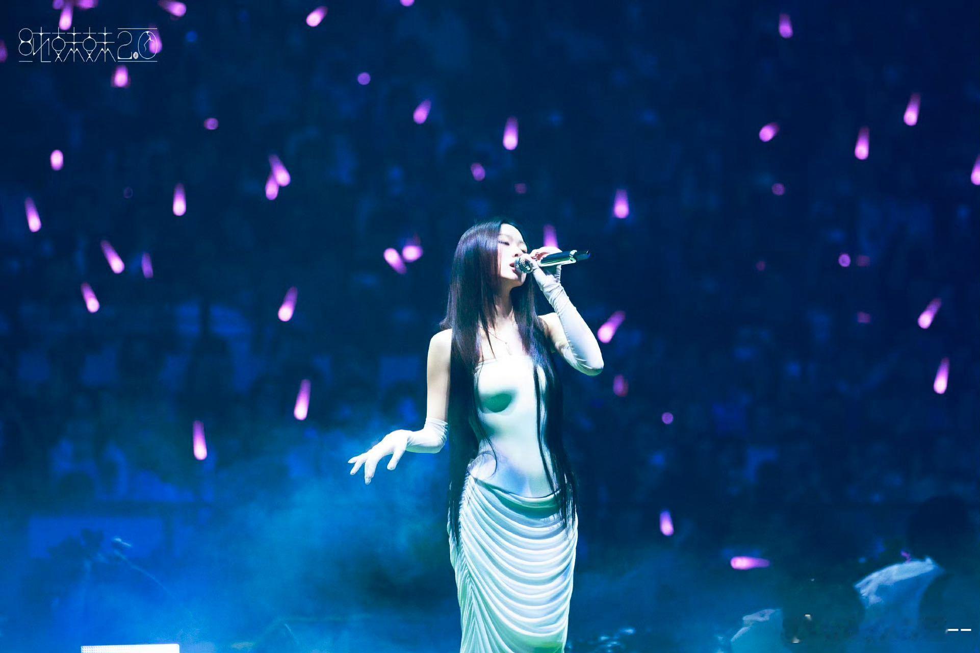 单依纯平地起E6现场听单依纯唱《有趣》的E6高音，才知道什么叫真正的开口跪，平地