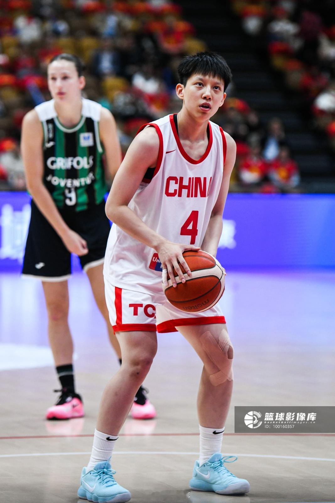 还是球迷眼尖，田媛媛看起来真有一点点像赵岩昊。中国女篮[超话] ​​​