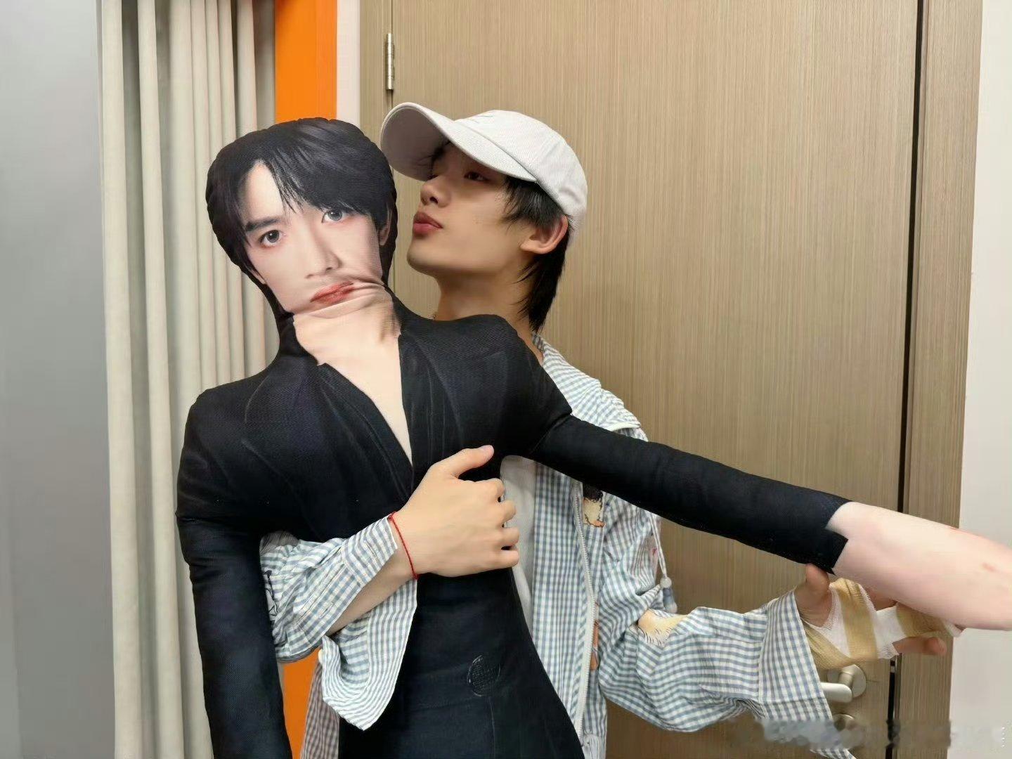 好六全员扛老鼠干上街好好笑 