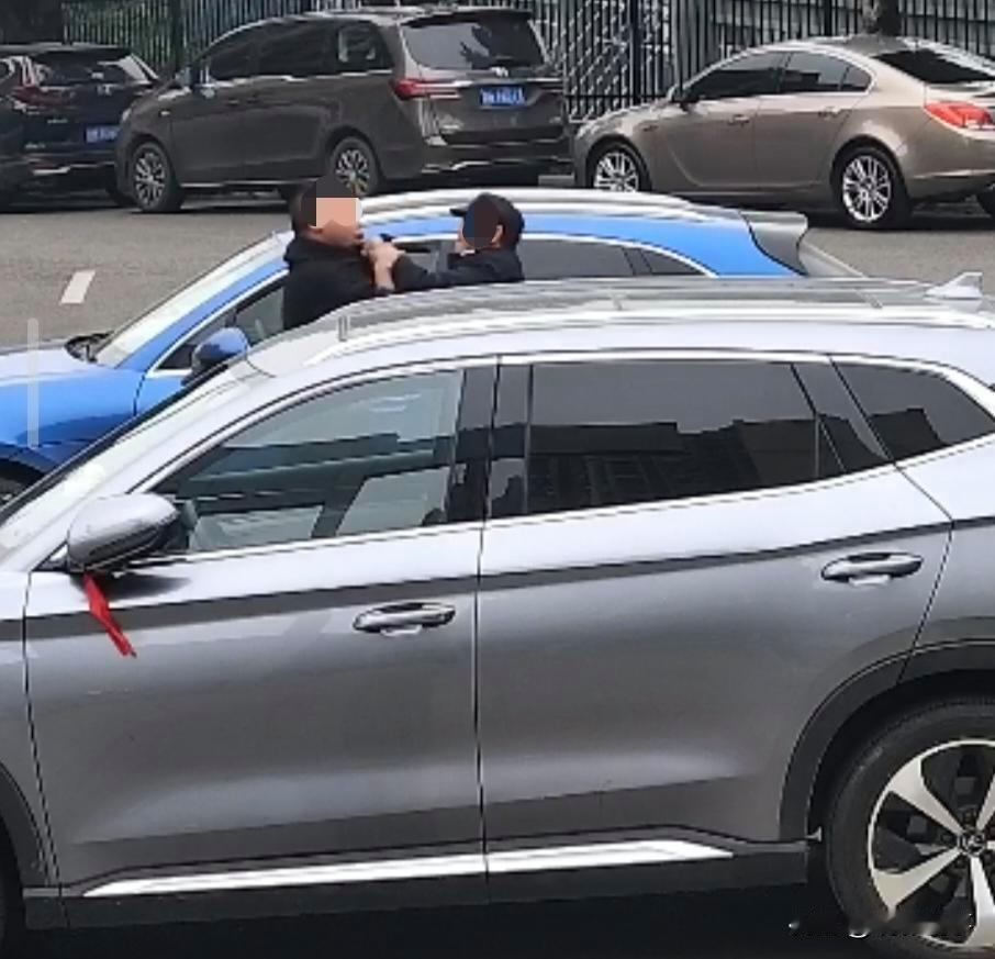 一名二十多岁的男子邱某，在成功完成一笔顺风车订单后，竟然驾驶着他的保时捷SUV在