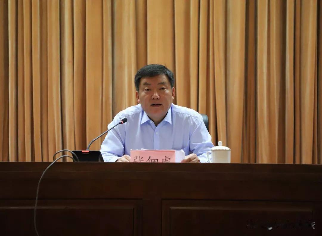 在被查整整半年之后，张佃虎迎来第一份处理清单，被“双开”的同时移送审查起诉。
