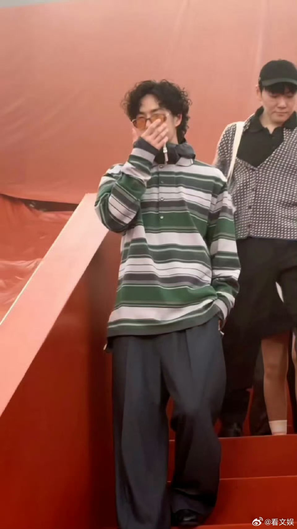 王一博顶流时尚体质实锤！Lacoste条纹衫上身封神，自带爆款buff，每帧都是