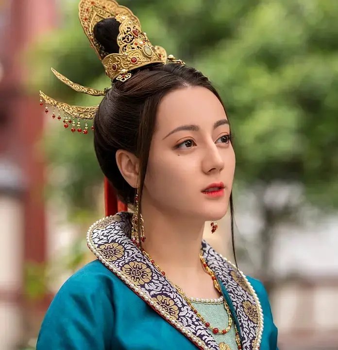 有点奇怪啊，巴也拍了那么多古装，也算是一线明星了。妆容还是找不到合适的吗？ ​​