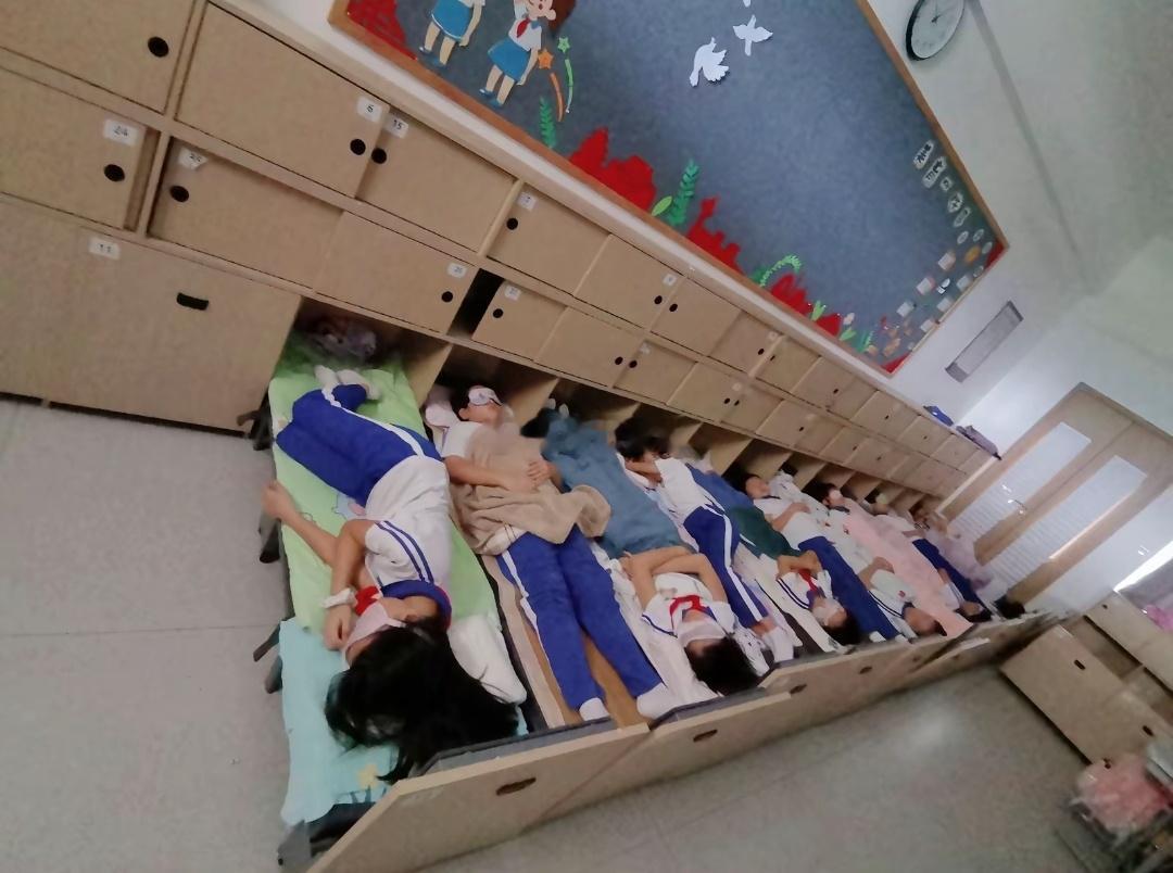 很多深圳公立小学，孩子都是这么午休的。 ​​​