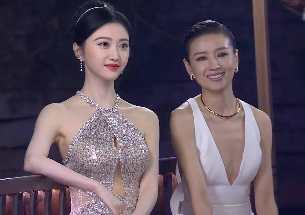 董洁与景甜的合影充分的告诉了大家年轻就是好啊，43岁的董洁与35岁的景甜出席活动