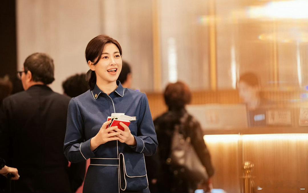 朱珠把保洁服穿出高定感朱珠这气质太绝了，保洁服都能穿出高级感，一对比才知道气场真