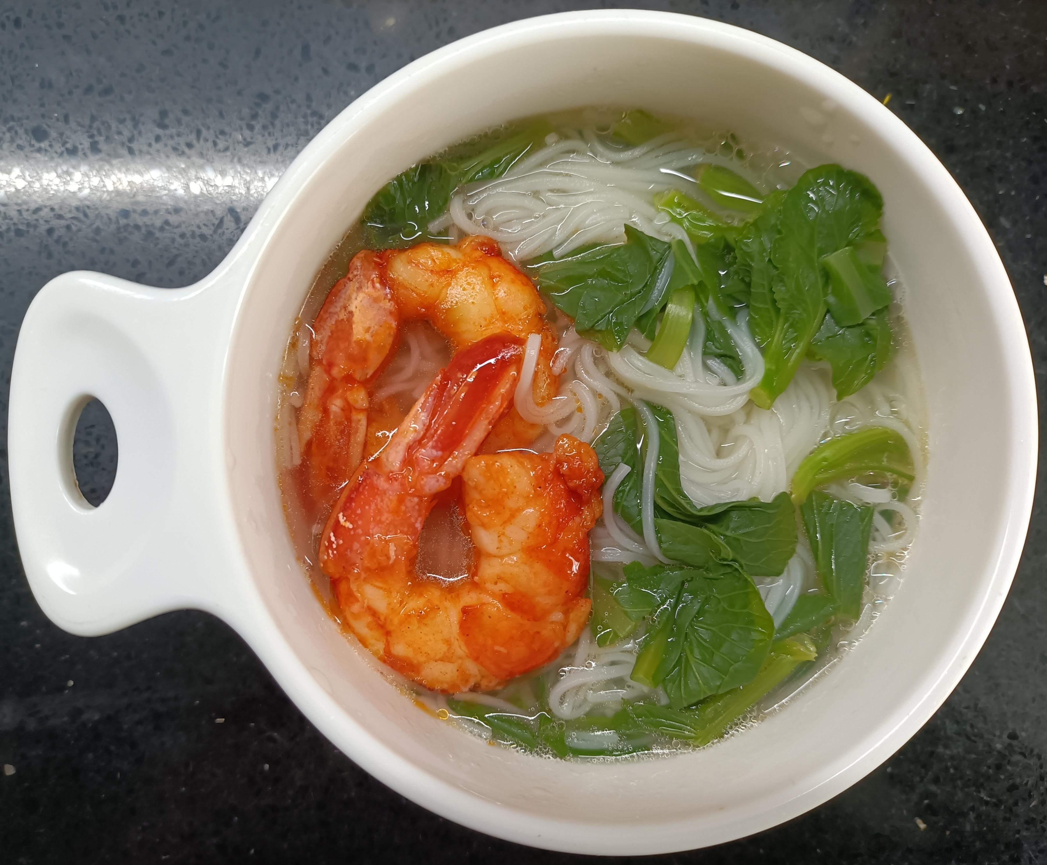 #糖糖的饭饭##科学育儿营养护航# 昨天午餐：菜心面，两个烤虾尾；晚餐：小包子，