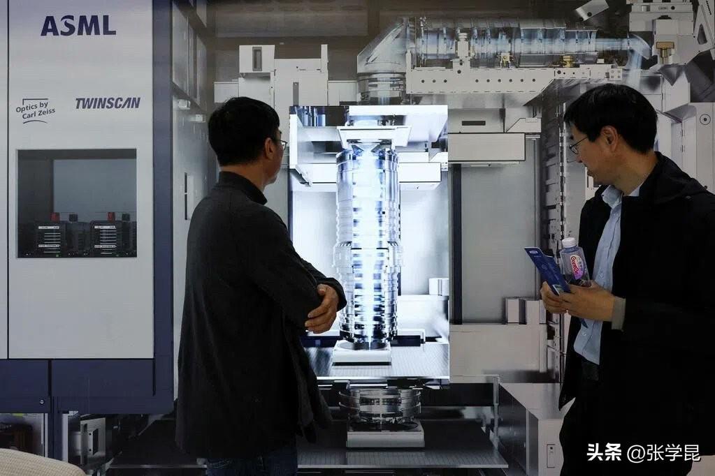 联合早报今天报道：“在中美科技战持续升级、美国加大施压盟友收紧对华芯片出口管制之