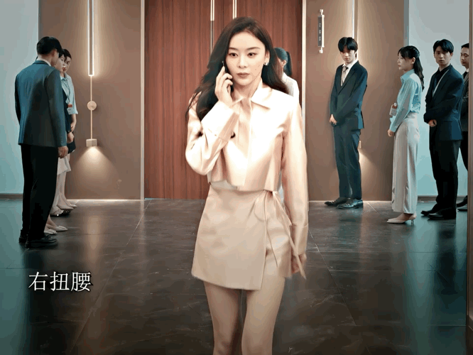 袁姗姗A4腰的神 《她的盛宴》袁姗姗A4腰真的封神！线条干净有力，体态舒展挺拔，