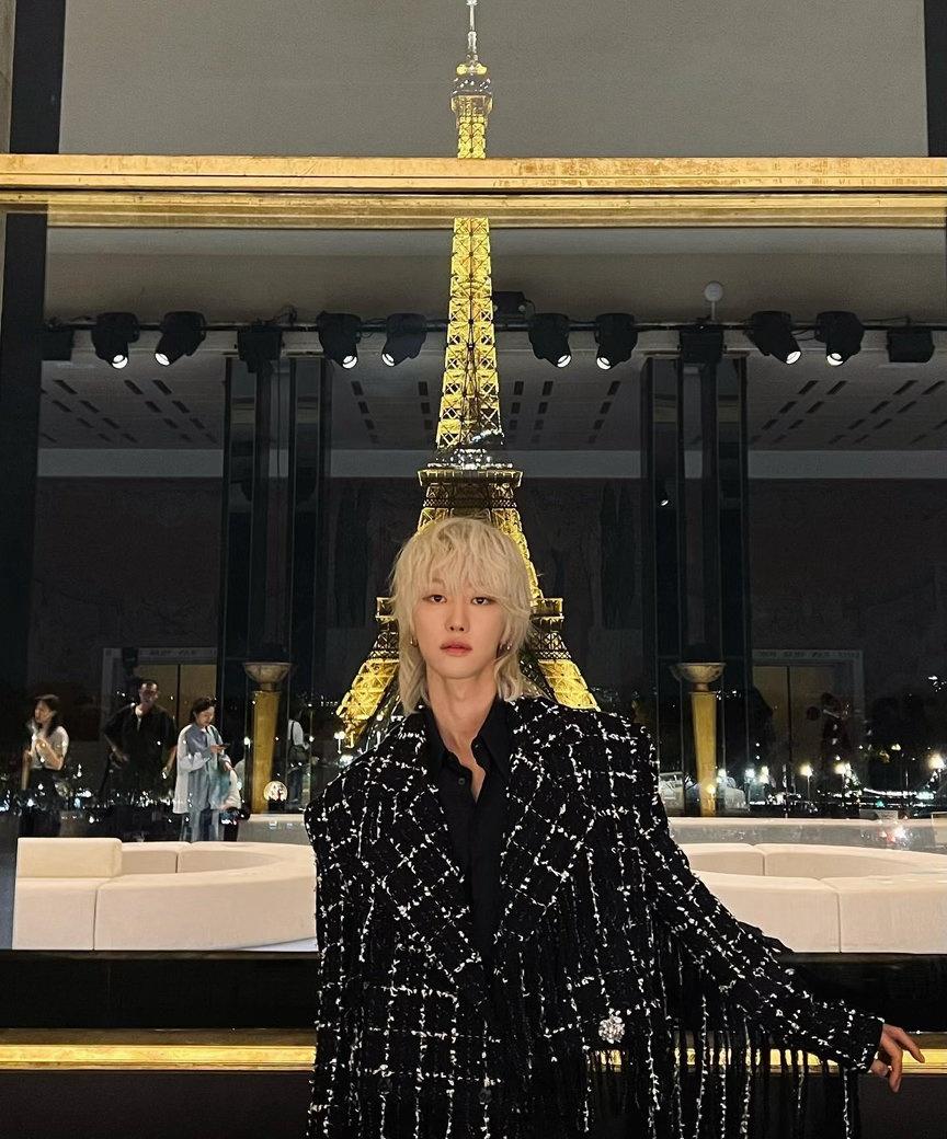 徐明浩现身巴塞尔艺术展！金发造型太吸睛了，整个人散发着艺术气息，不愧是内娱艺术感