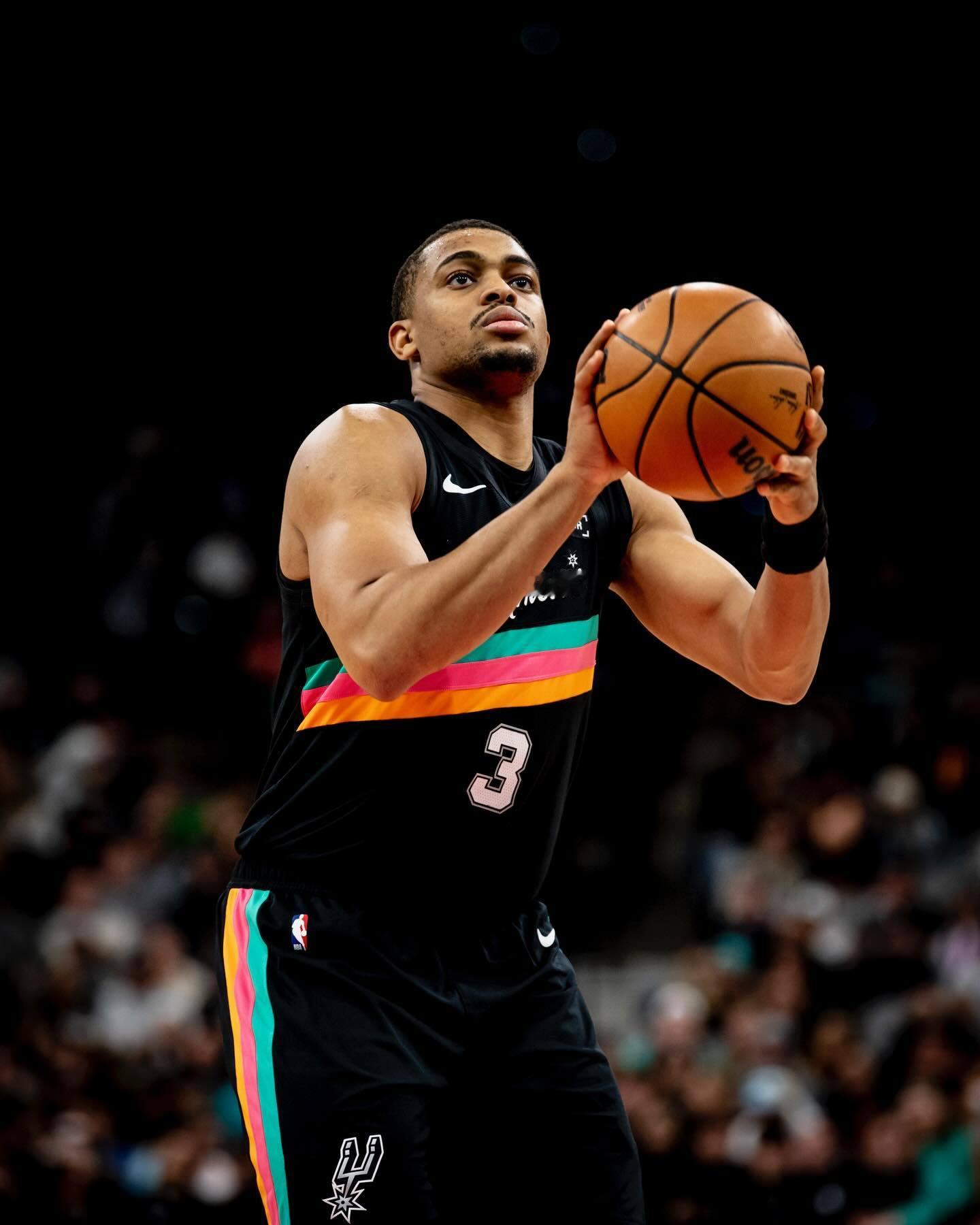 🔥凯尔登-约翰逊采访全文：雷霆阵容完全不同，我们必须学会随机应变马刺队球员凯尔