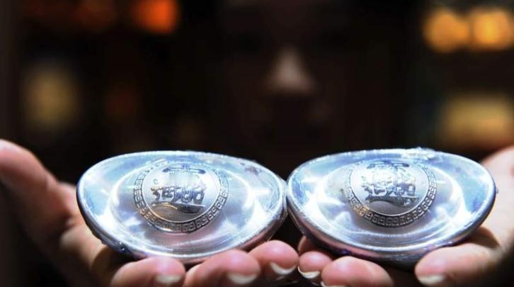 告诉大家一个炸锅的消息，从2026年1月1号开始，我国要对白银实施出口管制。
 