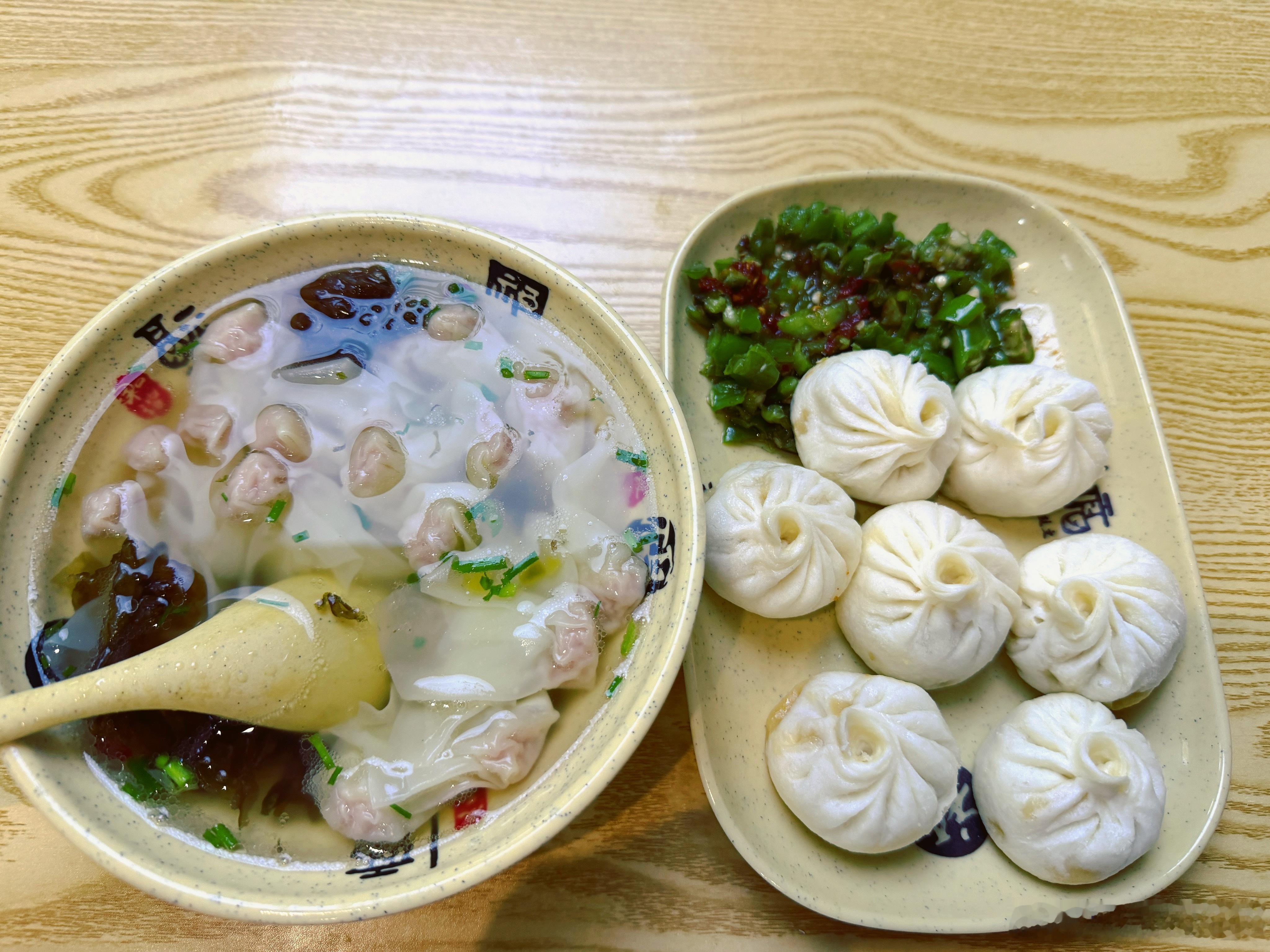 周四，一大早就是将雨未雨的模样。无雨无风，空气黏稠如泥，沉沉地压在肩头。太阳躲进