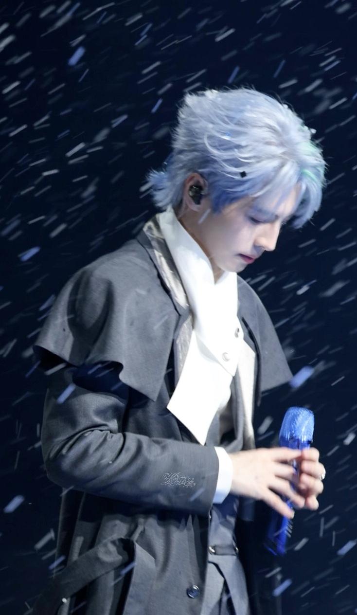 既然如此，介绍一下我们烬行💫星际猎手队长💙🍺银河系中心酒吧🈺唯一·真老板