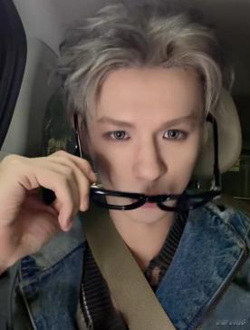 何浩楠直播 收工后的惊喜直播！金色发色配黑框眼镜，唠嗑报备+比心互动，贴心程度直