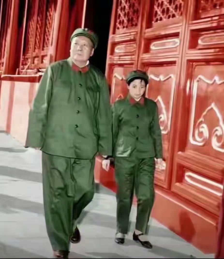 1966年北京天安门城楼，73岁毛主席与他的保健护士长吴旭君! ​