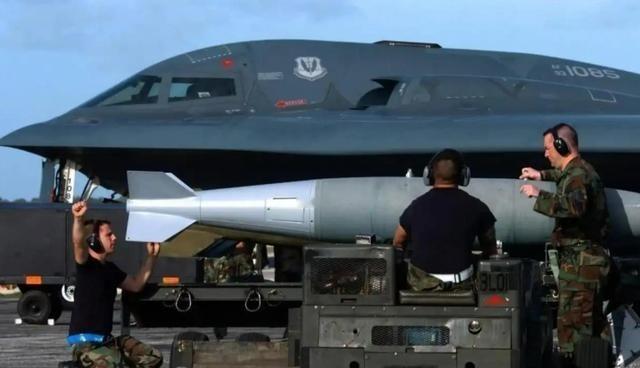 一位美籍华人表示：“自从美国用B2轰炸了伊朗之后，让中国人彻底失去了信心”。我想