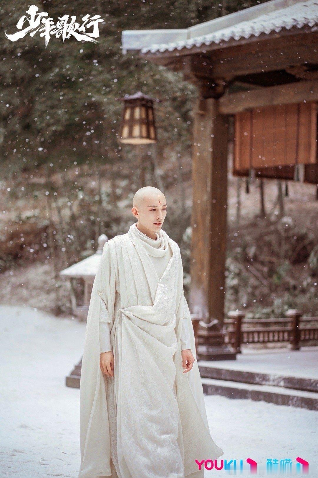 #吴谨言跟刘学义拍感情戏很羞耻# 不得不说，《春花焰》中他俩的互动太有料！火花四