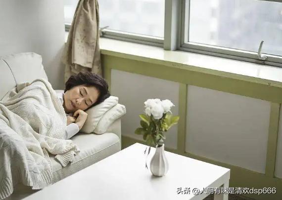 一是入睡变难，睡眠变浅。年轻时沾床就睡，如今翻来覆去难入眠，一点动静就惊醒，夜里