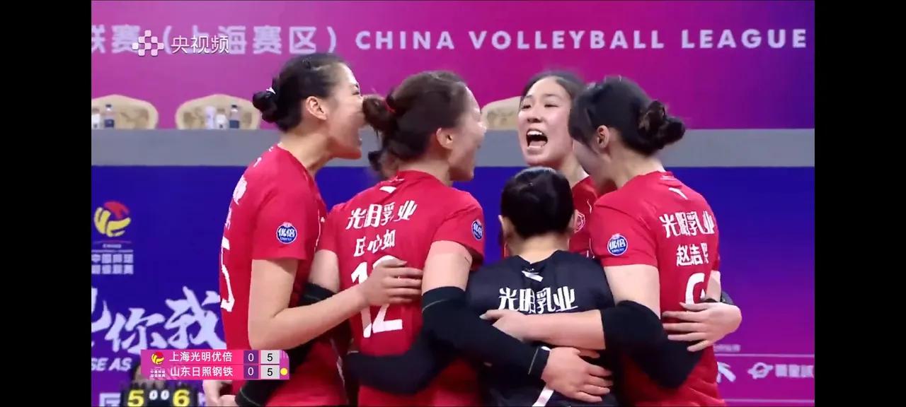 昨晚的卢湾体育馆，金色礼花炸开的那一刻，队长仲慧抱着奖杯哭得像个孩子。25年，整