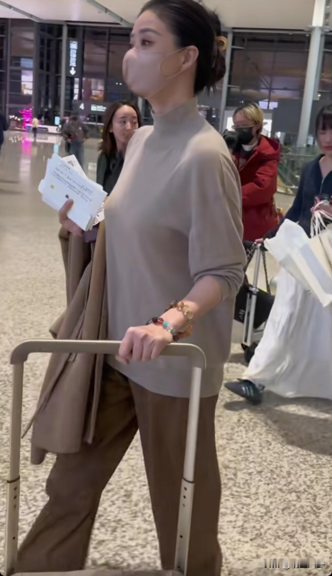 蒋欣戴着口罩也挡不住的骨相美人啊[呲牙][呲牙][呲牙]肉眼可见的衣服质感，我都