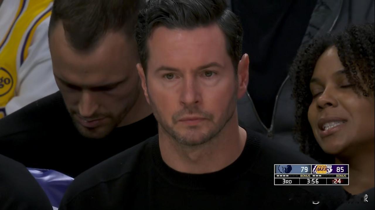 湖人主帅雷迪克真是太苦恼了！在今天湖人主场以128：121力克灰熊的赛后采访中，