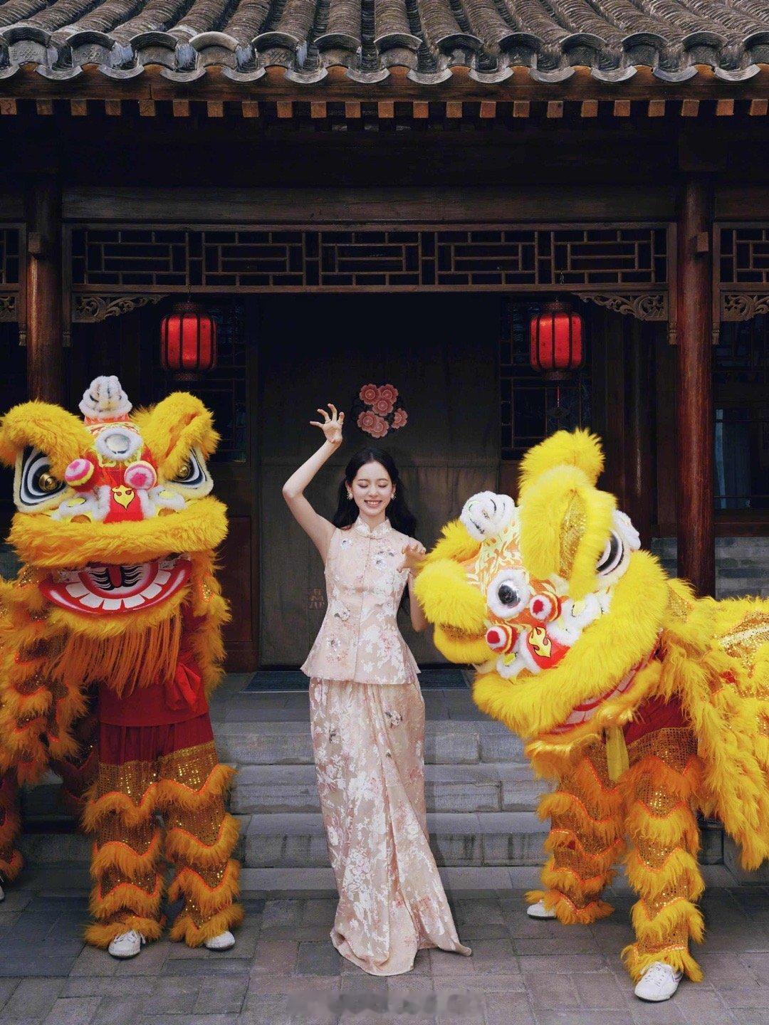 欧阳娜娜春晚 欧阳娜娜春晚造型曝光！挂脖红裙配盘发，优雅又大气；新中式刺绣裙搭醒