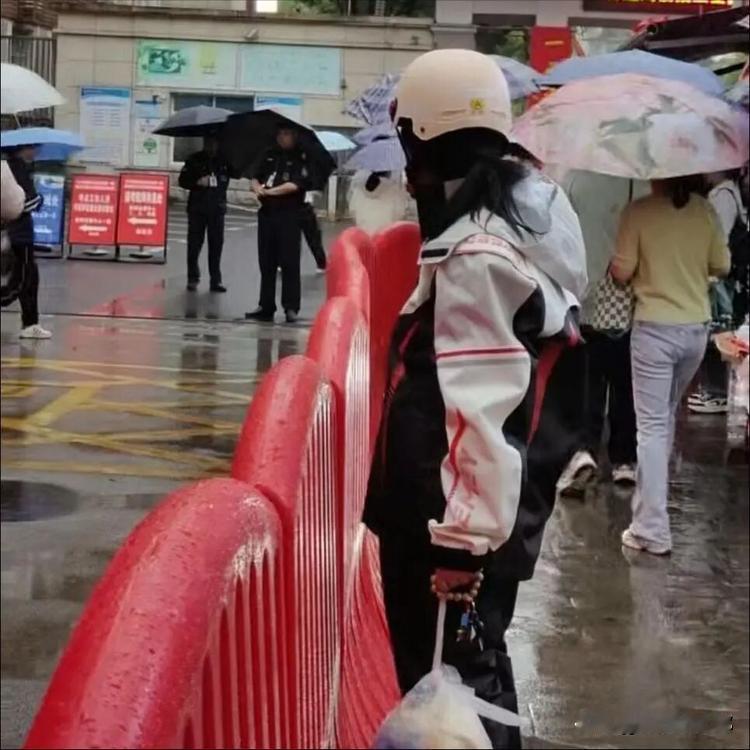 可怜天下父母心！

高考第二天，长沙下着雨。

为了顺利把孩子送到考场，一位妈妈
