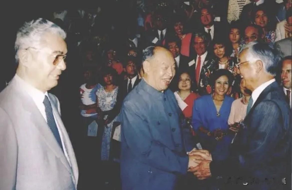 1986年6月18日，彭真同志(中)在北京人民大会堂接见荣氏海外亲属回国观光团的