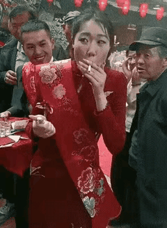 看到她，想起了邻居二嫂结婚的场景，能有如此魄力的姑娘，在农村一定是过日子的好媳妇