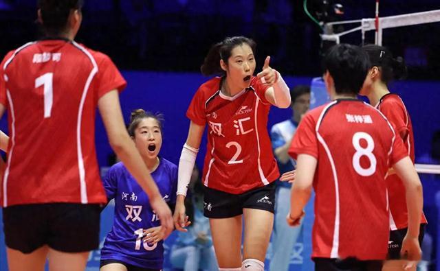 朱婷这场比赛在二号位进攻得了4分，决胜局两个关键性拦网。本届全运会接应位也打过了