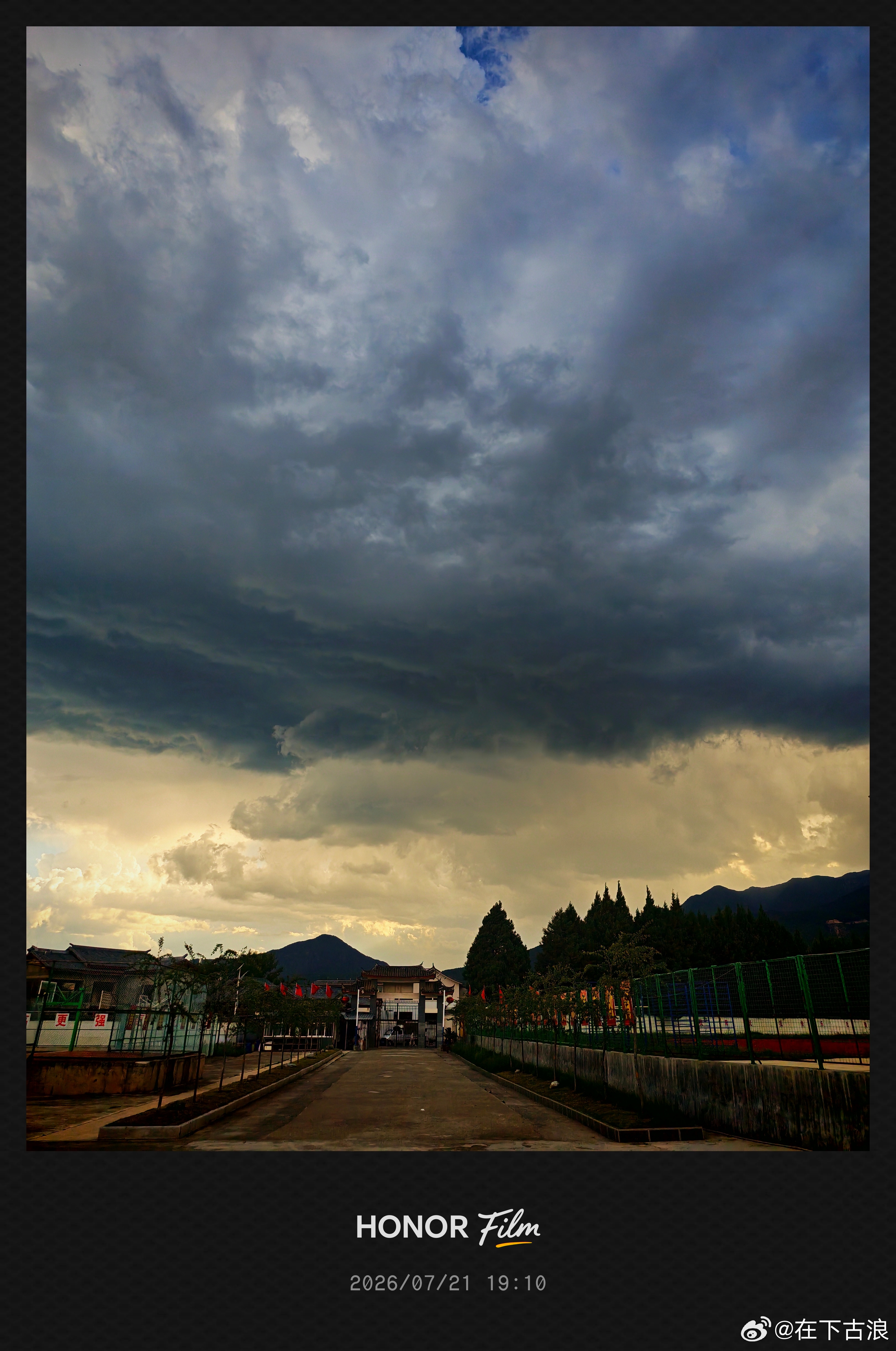 这云都成这样了，可能要下雨了吧…… 