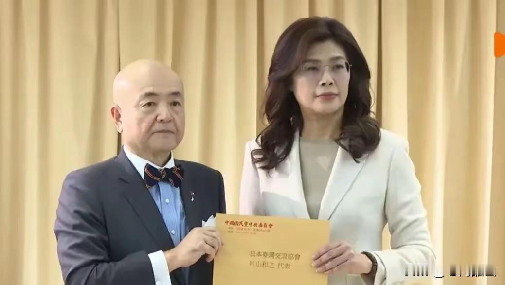 下图是7月31号，郑丽文在“日本台湾交流协会台北事务所”，向日本捐款仪式上，日方