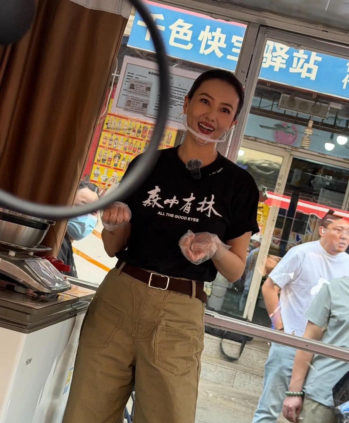 高圆圆现身沈阳亚明市场卖辣白菜！真是十年如一日的美貌，她虽然有皱纹，肉下垂了，但