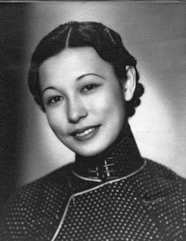 1943年，上海永安千金郭婉莹，难产住院，可他的丈夫却在寡妇家过夜。出院后，郭婉