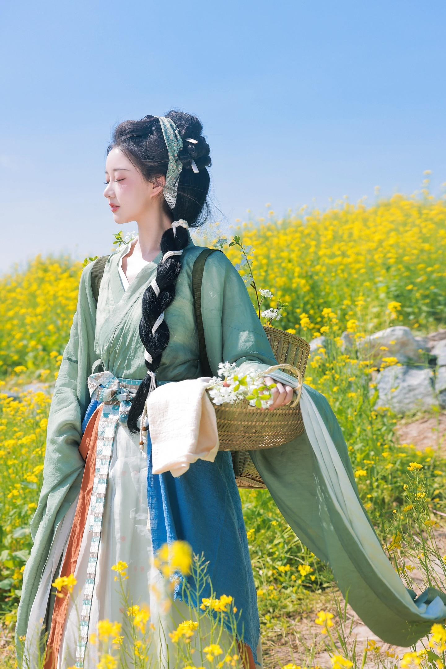 小扇引微凉，悠悠夏日长。我也拍到种田文女主啦～
摄/后：我
出镜