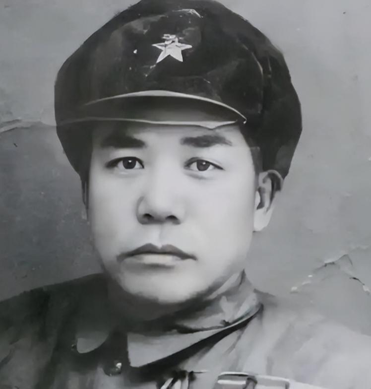 1955年，北京，中国人民解放军首次实行军衔制。授衔大会现场，名单一份份念过。会