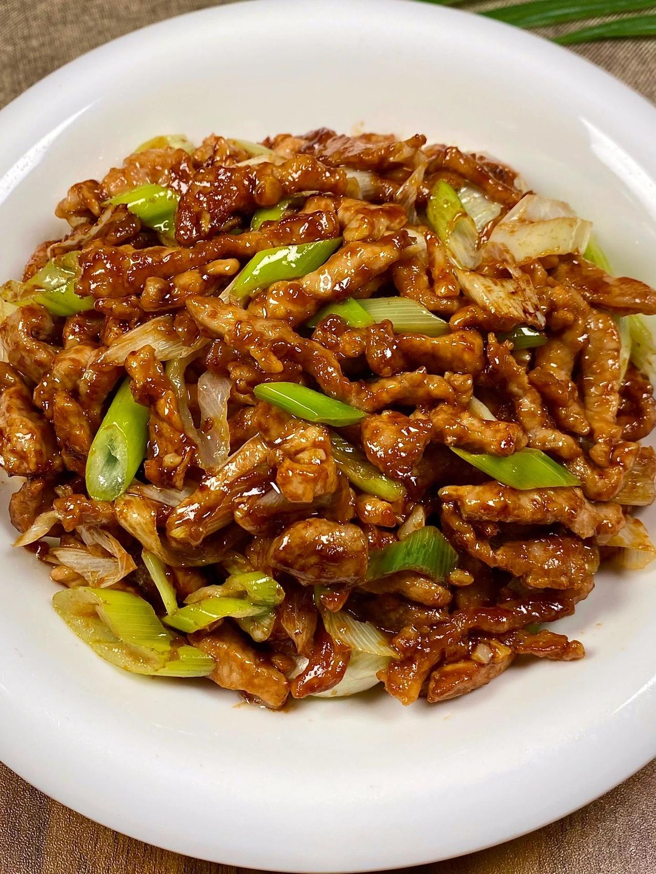 这道菜真的泰香了！！还没出锅就已经闻到香味了
肉质鲜嫩，葱香味浓郁！一盘都不够吃