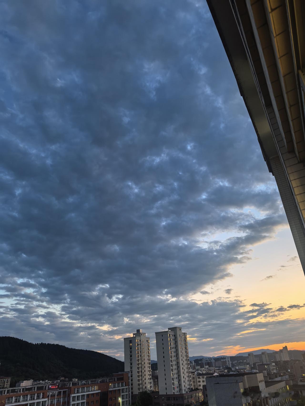 暴雨过后的晴天，天空真的很清澈很美