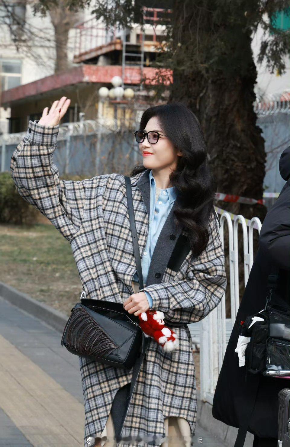 刘涛连春晚路透都是妈咪级别这身格纹大衣配眼镜也太好看了吧，笑容温暖得像个太阳，扑
