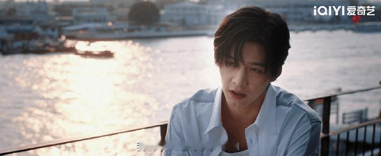 句句不说爱泪泪都是爱靳朝现在的声音，陌生的是多了几分岁月的沙哑，熟悉的是那语调里