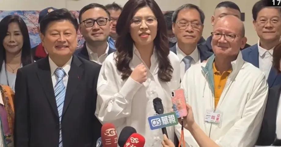 国民党主席郑丽文今（12日）下午17:05抵达桃园机场。国民党立院党团总召傅坤琪
