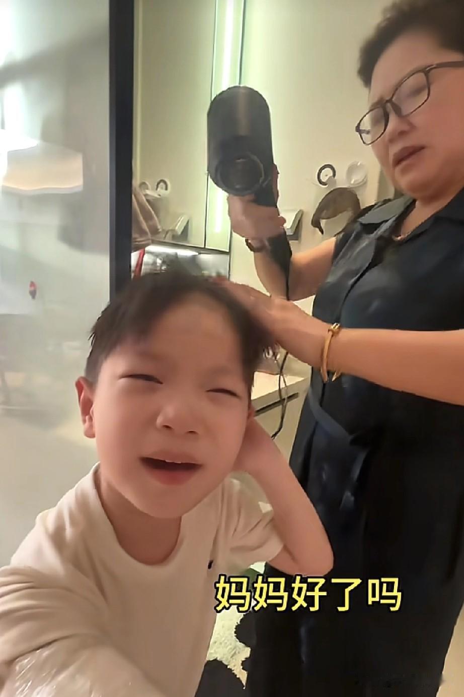 连孩子洗澡都得拍个视频，
这姐俩没素材就发发天气预报吧！

太搞笑了，秋天妈妈这