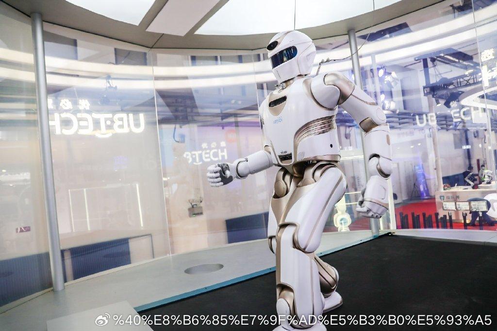 普通人如何抓住AI新经济AI新经济，本质是：从“人适应软件”，转向智能体理解人的