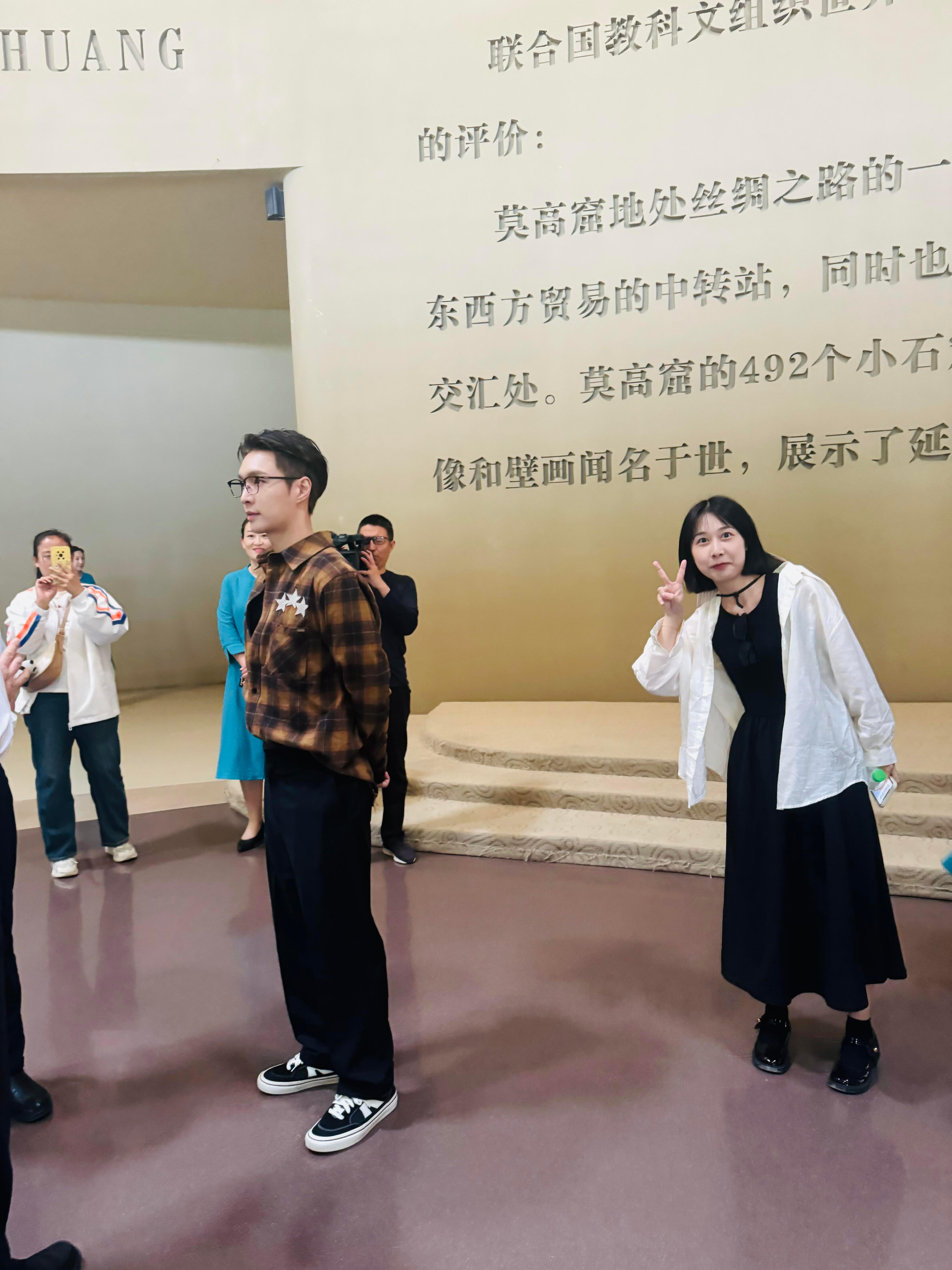 张艺兴敦煌采风路透今天是在莫高窟诶！戴不戴眼镜完全两种感觉[干饭人] ​​​