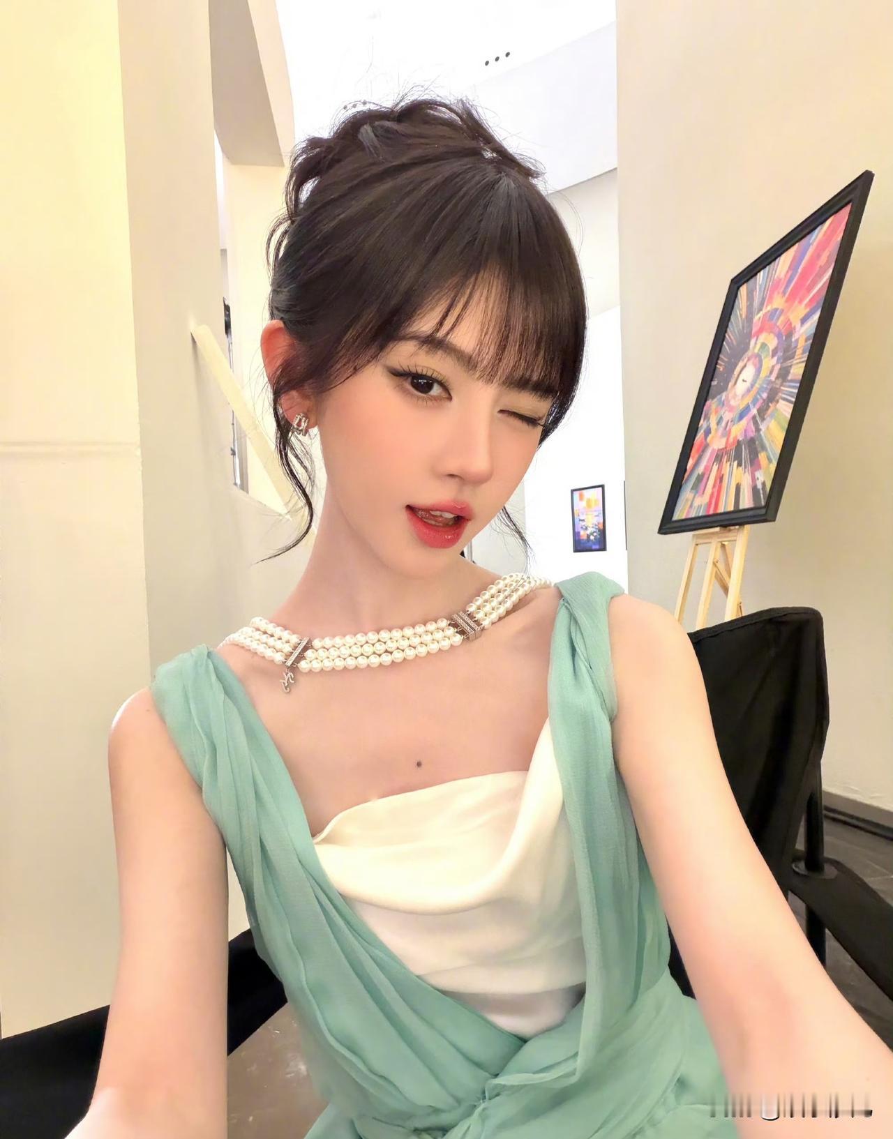 被鞠婧祎的锁骨窝硬控！多层珍珠项链完美卡位，这才是真·骨相美人！


鞠婧祎新造