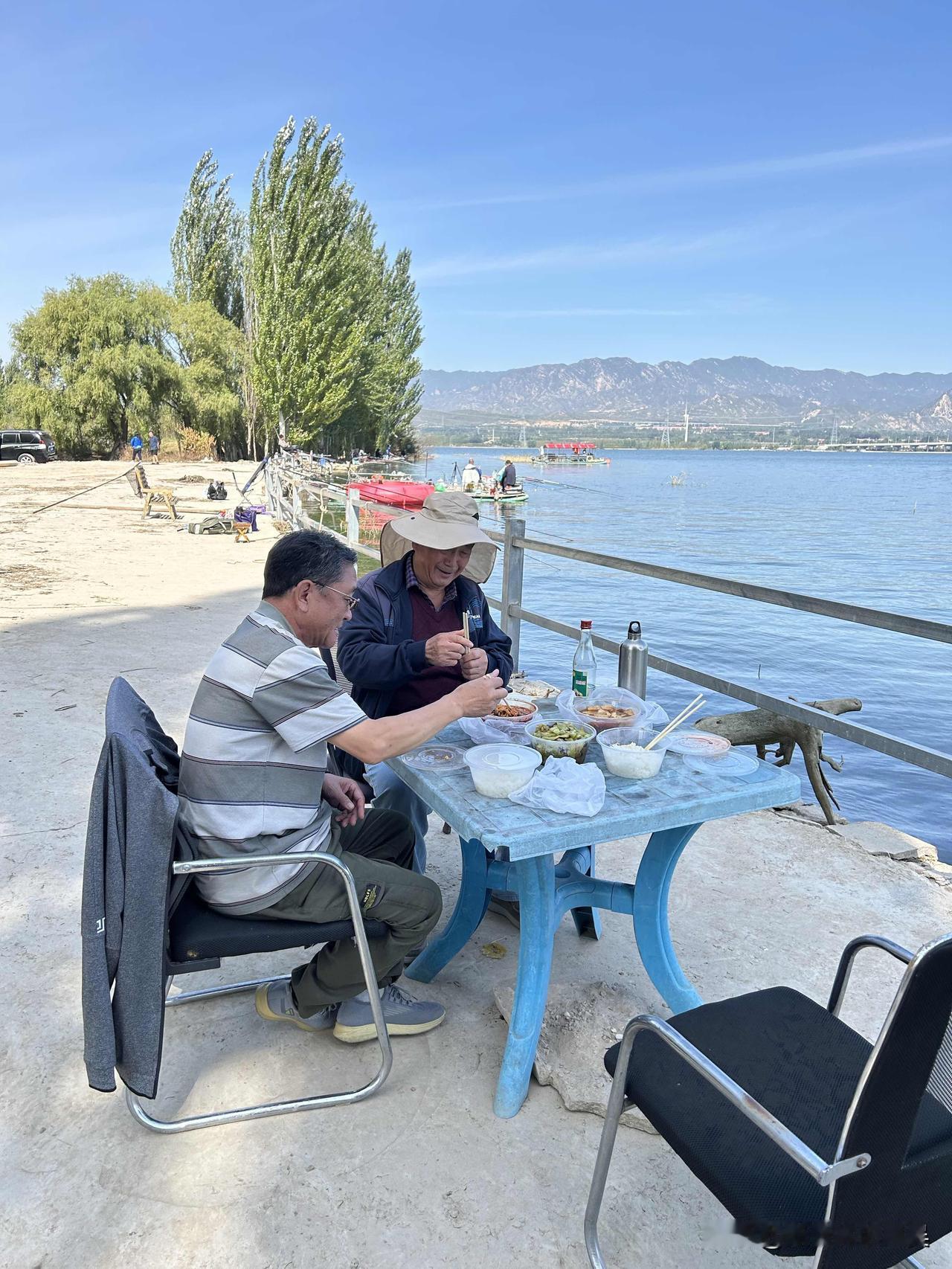 退休生活它是新生活的起点。以前上班忙得晕头转向，连喝口茶的时间都没有。现在好了，