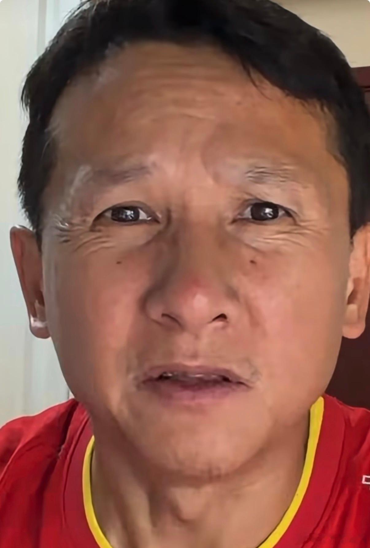 一个靠侮辱谩骂中国国家队火起来的网红，输球就要退钱的“球迷”真有脸了，居然有脸谈