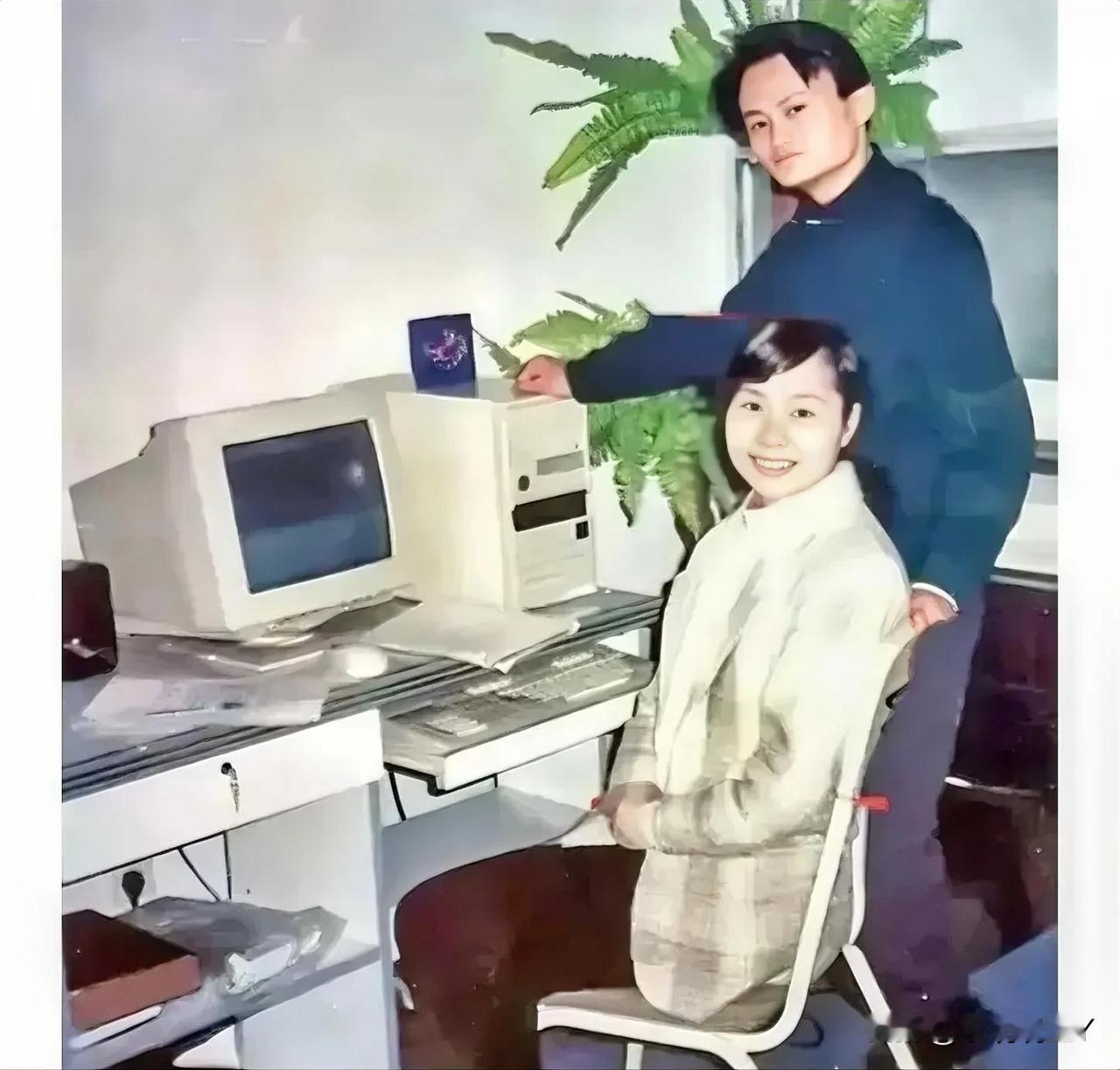 上世纪90年代，杭州，马云夫妇二人在办公室的合影老照片